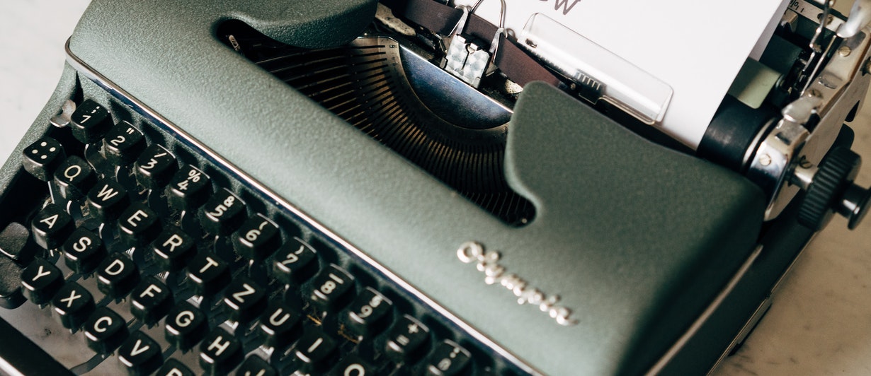 maquina de escribir con una hoja con la palabra "review"